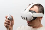 Zuckerberg vytáhl novou zbraň proti Applu. Tyhle VR brýle vypadají skoro jako obyčejné