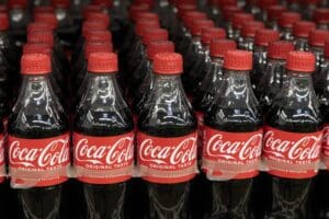 Putin provokuje Ameriku? Rusové zasáhli obří závod Coca-Coly u Kyjeva