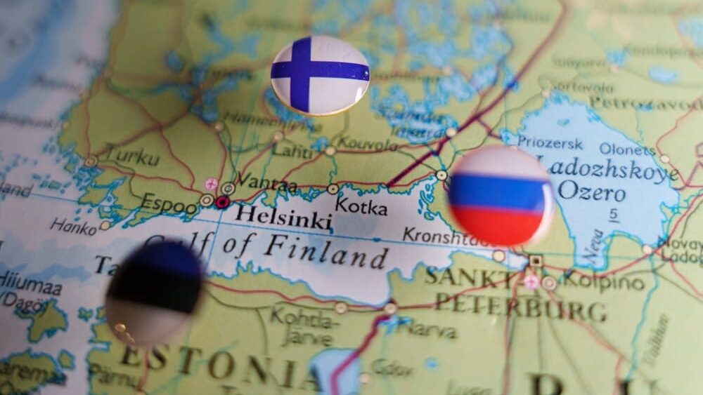 Na hranici Ruska a Finska vznikla nová železná linie. 200 kilometrů bariér stálo stovky milionů eur