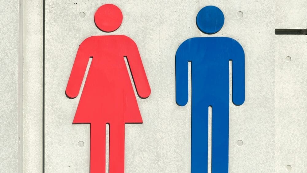 Ženy na WC jen s účtenkou, muži bez omezení. Fast-food teď čelí správnímu řízení