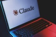 Z Claude se stal nechtěný vojenský inženýr. Anthropic odhalil, k čemu ho používali