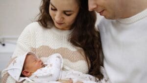 Češi děti stále chtějí, přesto se jich rodí rekordně málo. Nová zpráva ukázala, co jim brání
