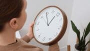 Češi budou dál přeřizovat hodiny. Vláda rozhodla o střídání času až do roku 2031