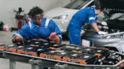 Peking čeká obří účet za elektromobilový boom. Hora starých baterií rychle roste