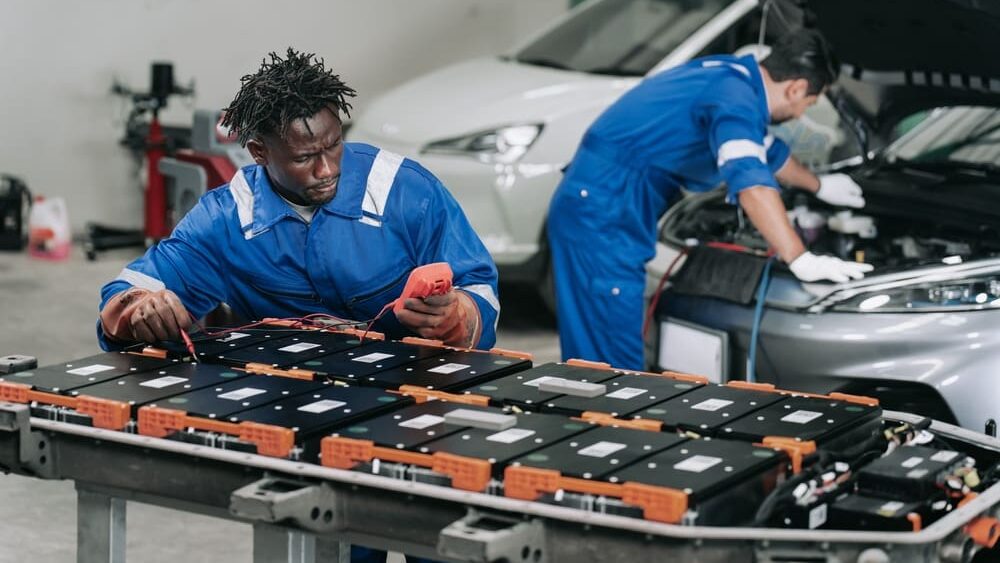Peking čeká obří účet za elektromobilový boom. Hora starých baterií rychle roste