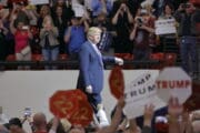 Trump nechal republikány zvednout pravou ruku. Pak jim nadiktoval, co mají slíbit