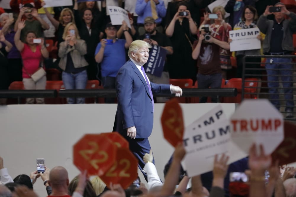 Trump nechal republikány zvednout pravou ruku. Pak jim nadiktoval, co mají slíbit