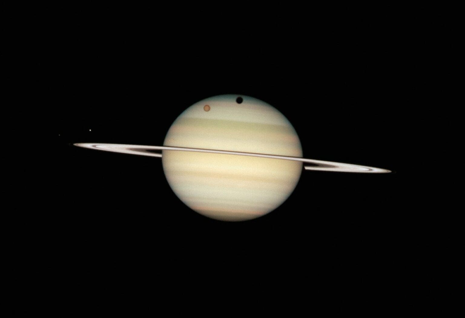 Enceladus, měsíc Saturnu, se jeví jako stále silnější kandidát na existenci mimozemského života