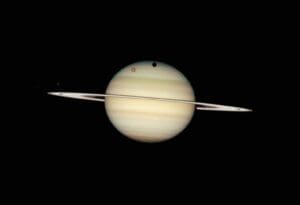 Enceladus, měsíc Saturnu, se jeví jako stále silnější kandidát na existenci mimozemského života