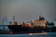 Spor o hořící tanker v Hormuzském průlivu. Írán mluví o mině, USA o íránských útocích