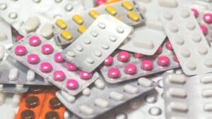 Celníci varují před nákupem nelegálně prodávaných léčiv. Kontroly odhalily stovky kusů