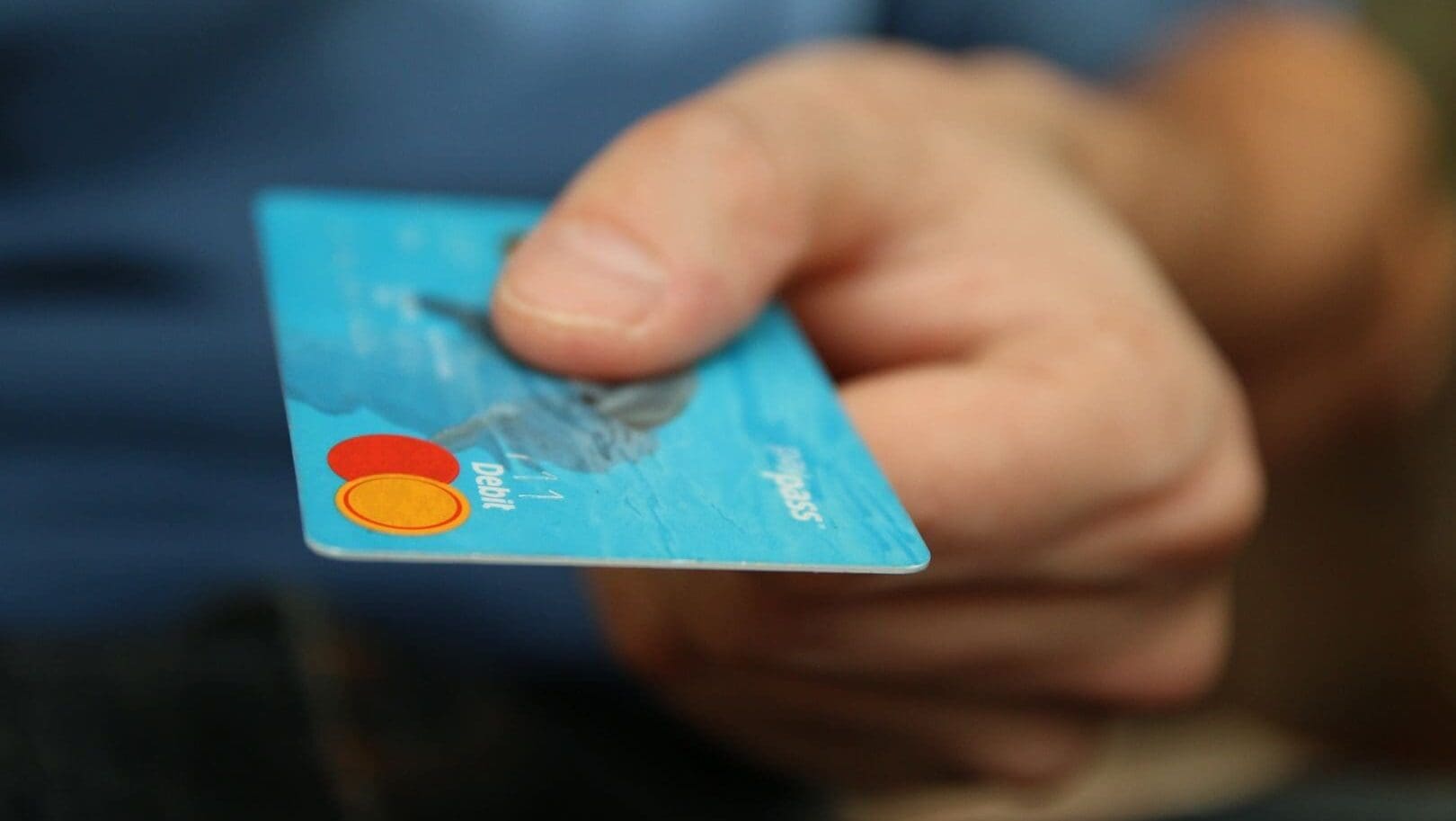 Velká česká banka končí s kartami Mastercard. Klientům je v roce 2027 vymění, i když jim ještě nevypršela platnost