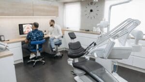 Platby u lékaře mají jasné hranice. Nové stanovisko ukazuje, za co pacient platit nemusí