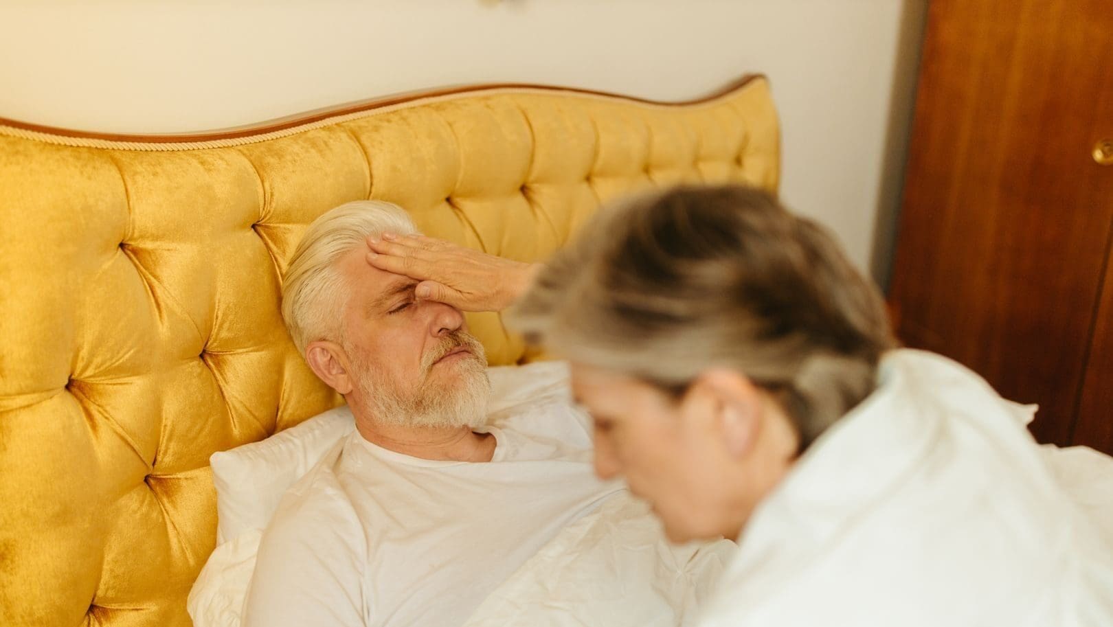 Respirační sezóna začíná. Senioři by měli zbystřit, loni tvořili přes 92 % souvisejících úmrtí v nemocnicích