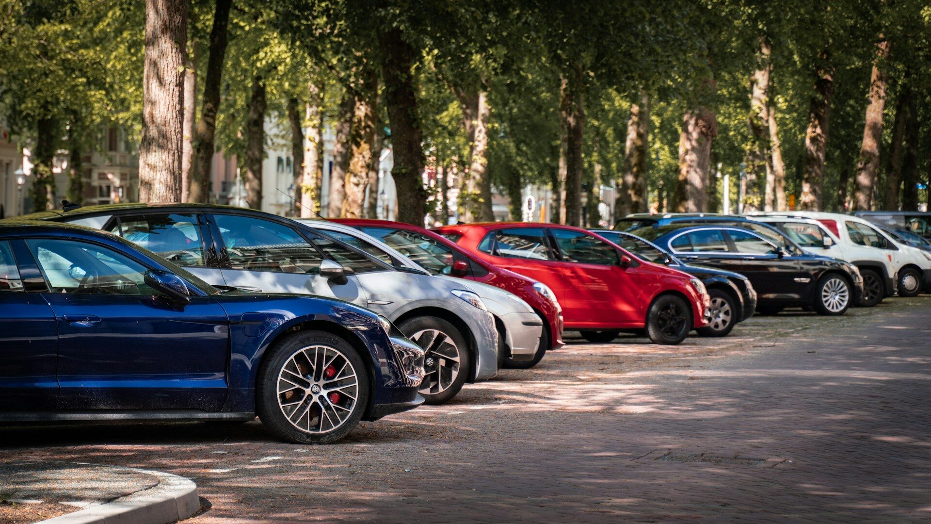 Němci začali ukrývat nabíječky elektromobilů do obrubníků. Řidiči nepotřebují vlastní garáž