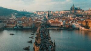 Česko láme dva rekordy, které si odporují. Obyvatel přibývá, dětí se rodí nejméně v historii