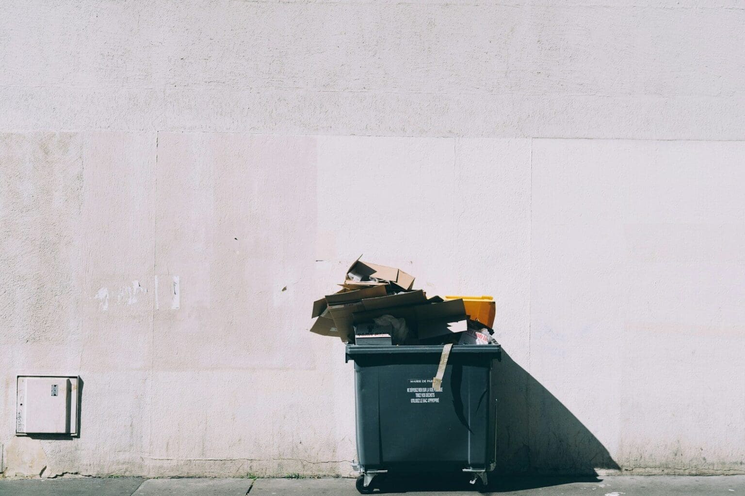 Slunce nemusí zápach z popelnic jen zhoršovat. Čínský vynález ho využívá k rozkladu páchnoucích látek