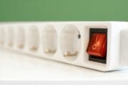 Prodlužovačka může způsobit požár. Elektrická topidla, žehličky a mikrovlnky ji mohou nebezpečně přetížit