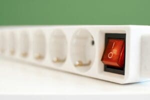 Prodlužovačka může způsobit požár. Elektrická topidla, žehličky a mikrovlnky ji mohou nebezpečně přetížit