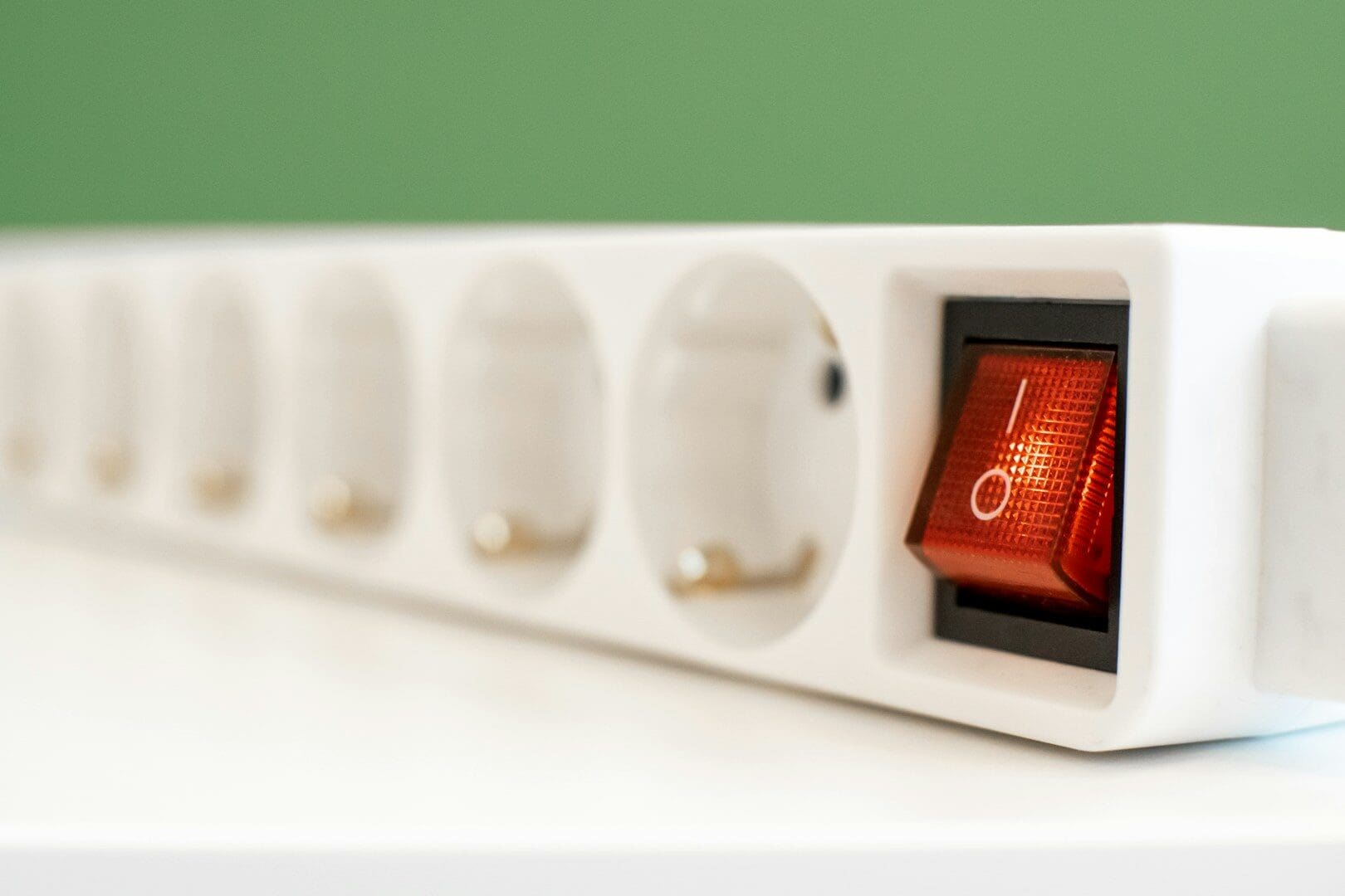 Prodlužovačka může způsobit požár. Elektrická topidla, žehličky a mikrovlnky ji mohou nebezpečně přetížit