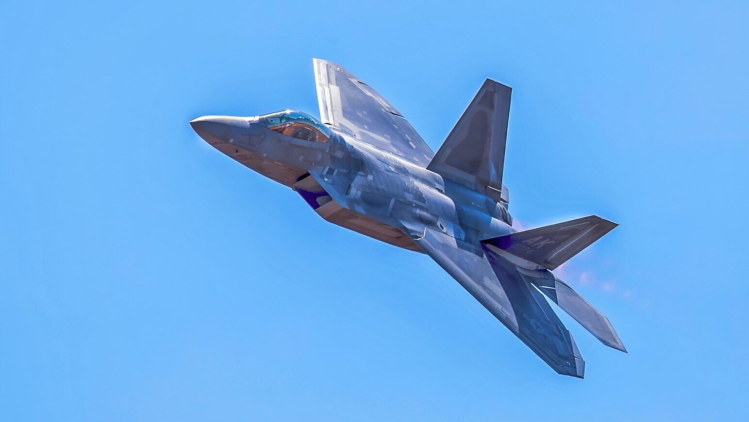 České stíhačky už slovenské nebe chránit nebudou. Bratislava překvapila předčasným nasazením F-16