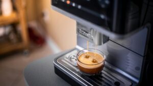 RECENZE: De’Longhi Eletta Explore vs. Philips 5500 LatteGo. Dražší model nabízí Cold Brew, levnější vítězí v údržbě