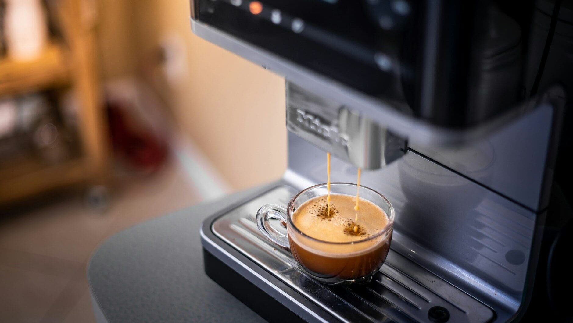 RECENZE: De’Longhi Eletta Explore vs. Philips 5500 LatteGo. Dražší model nabízí Cold Brew, levnější vítězí v údržbě