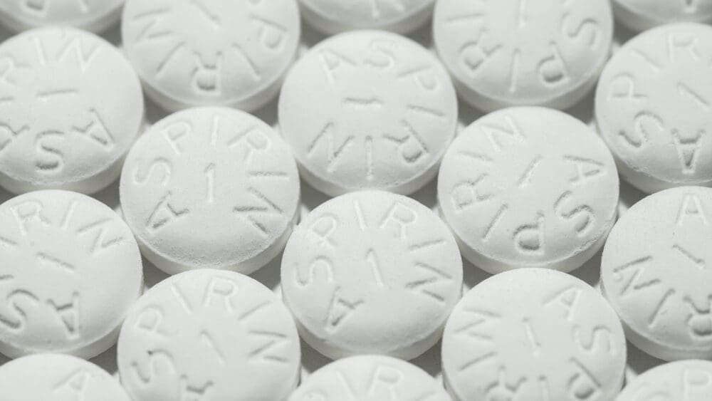 Aspirin či Acylpyrin pod drobnohledem. SÚKL požaduje doplnit varování před srdeční komplikací