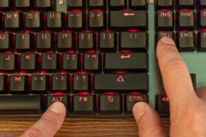 Ctrl + Alt + Del zná skoro každý. Bill Gates po letech přiznal, že tahle zkratka byla chyba
