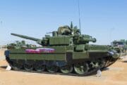 Rusko předvedlo Putinovi robotický tank budoucnosti. S 125mm kanónem pak uvízl v blátě