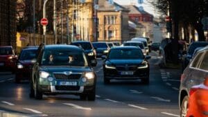 Hluk aut za vašimi okny může splňovat limit, i když by ho dříve překročil