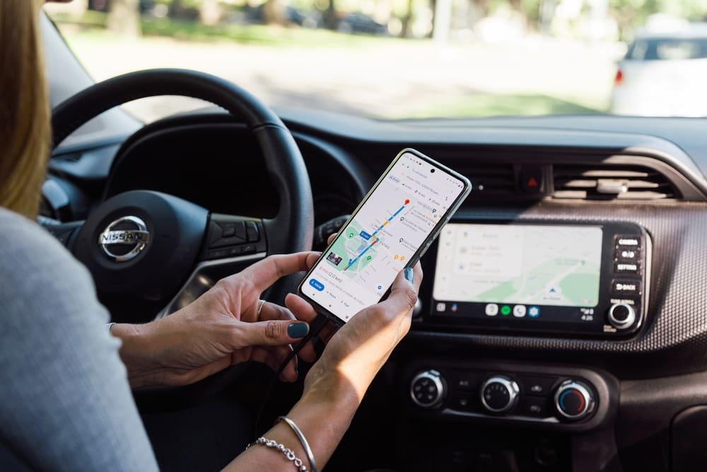 Google rozšiřuje Gemini v autech. Asistent propojí e-maily, fotografie a navigaci