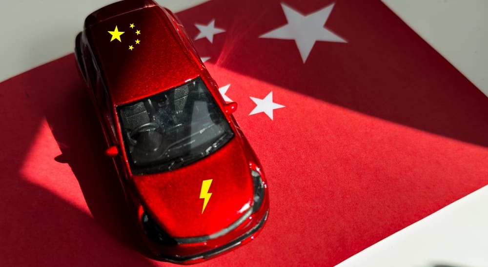 Rusku dochází benzín. Ukrajinské drony zasáhly rafinerie a Rusové ve velkém kupují čínské elektromobily