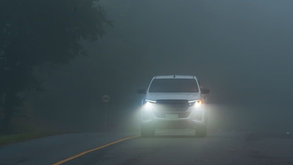 Za špatně zapnutá světla hrozí až 5 000 Kč. V mlze navíc automatika nemusí stačit