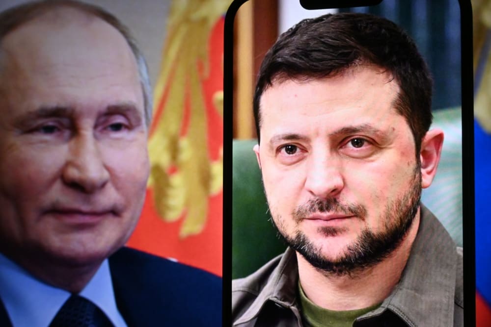 Zelenskyj souhlasí se zastavením bojů na současné frontě. Kreml zároveň oznámil ochotu obnovit jednání s USA