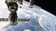 Ruský vojenský satelit sledoval americkou družici pomáhající Ukrajině. Podle orbitálních dat se přiblížil až na 26 metrů