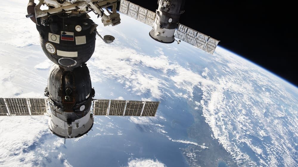 Ruský vojenský satelit sledoval americkou družici pomáhající Ukrajině. Podle orbitálních dat se přiblížil až na 26 metrů