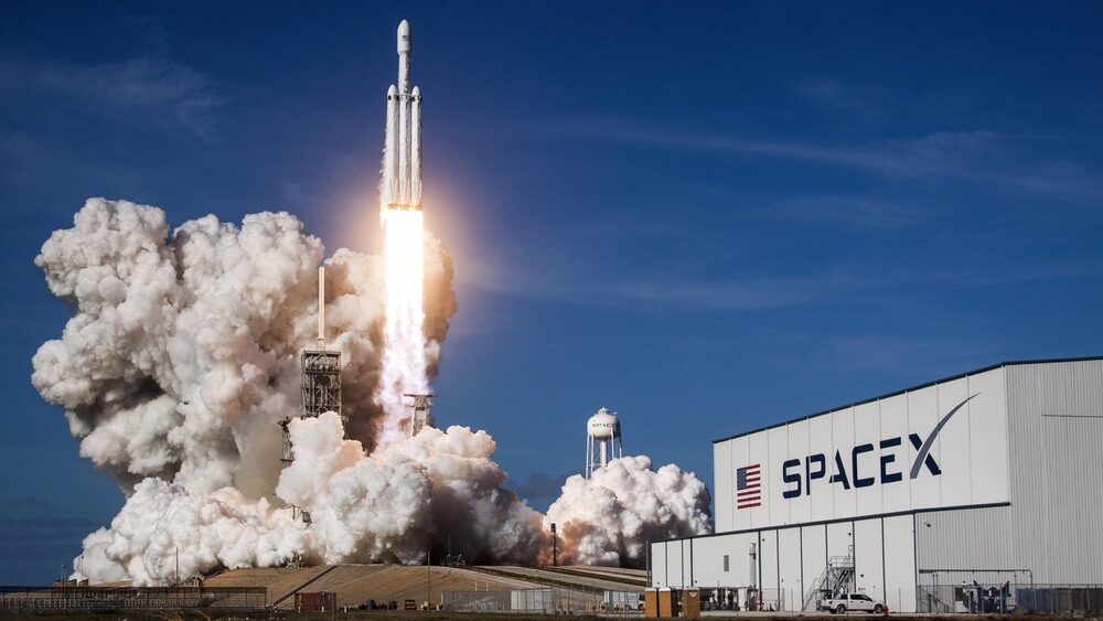 Elon Musk chce rozdat akcie SpaceX 72 milionům dětí. Jeho slib má hodnotu přes 10 miliard dolarů