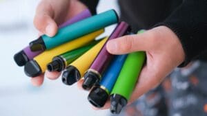 Celníci zkontrolovali dvě prodejny. To, co našli v plastových kýblech, je překvapilo