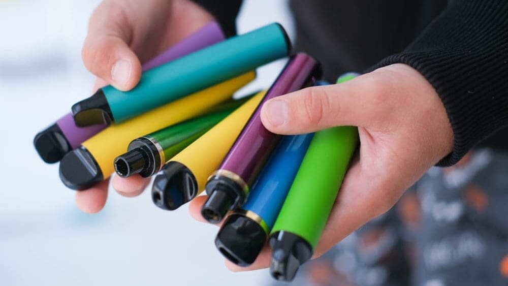Celníci našli stovky e-cigaret ukrytých v kýblech. Zboží za 194 tisíc nemělo platné nálepky