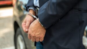 Finanční úřad si všiml podezřelých obchodů. Následovaly domovní prohlídky a obstavené peníze