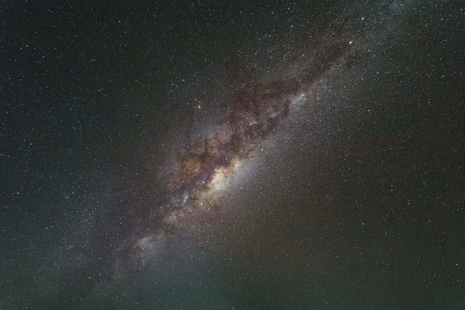 Astronomové našli v Mléčné dráze černou díru, která „střílí“ směrem k Zemi