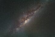 Astronomové našli v Mléčné dráze černou díru, která „střílí“ směrem k Zemi