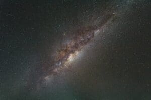 Astronomové našli v Mléčné dráze černou díru, která „střílí“ směrem k Zemi