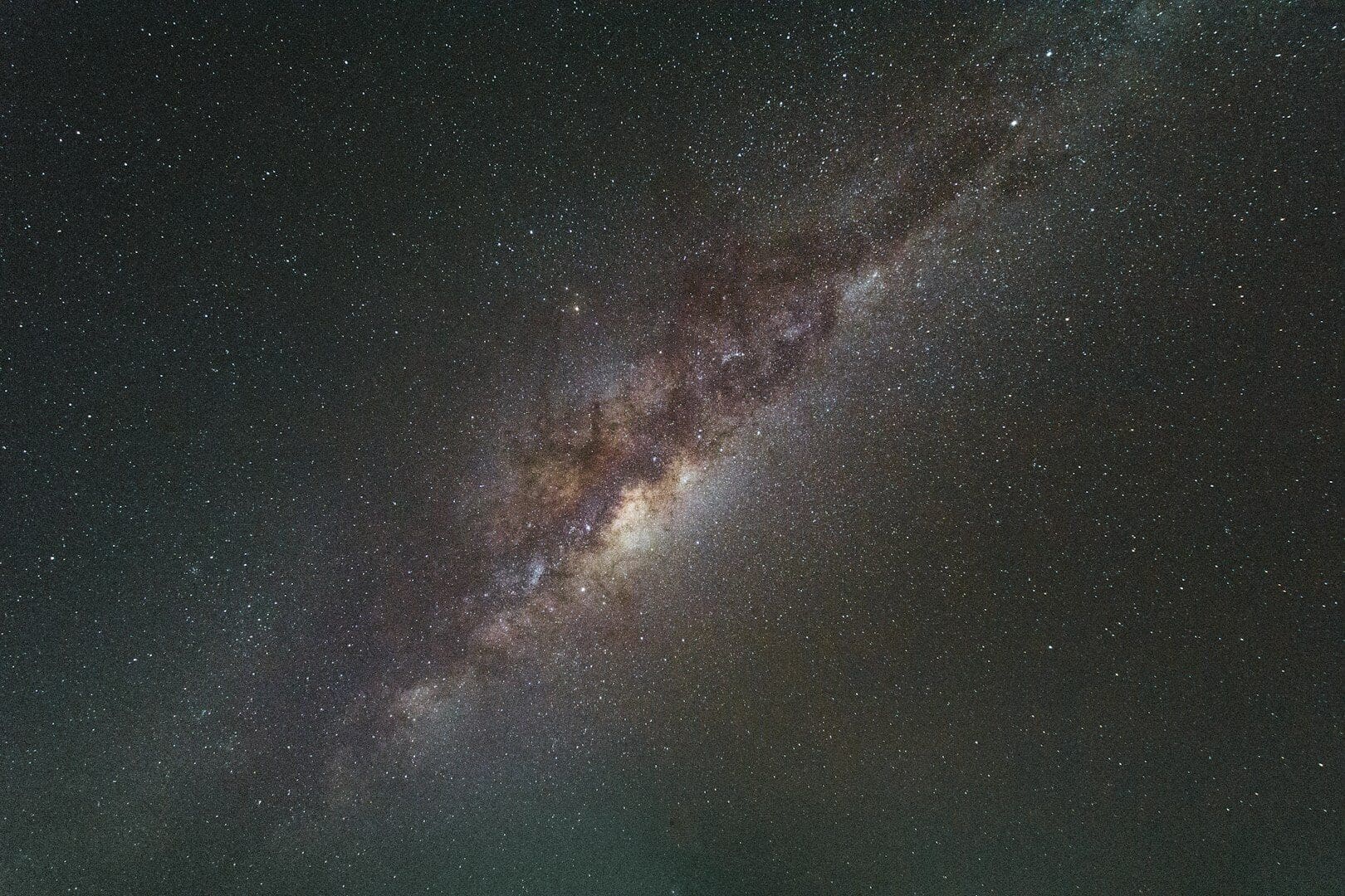 Astronomové našli v Mléčné dráze černou díru, která „střílí“ směrem k Zemi